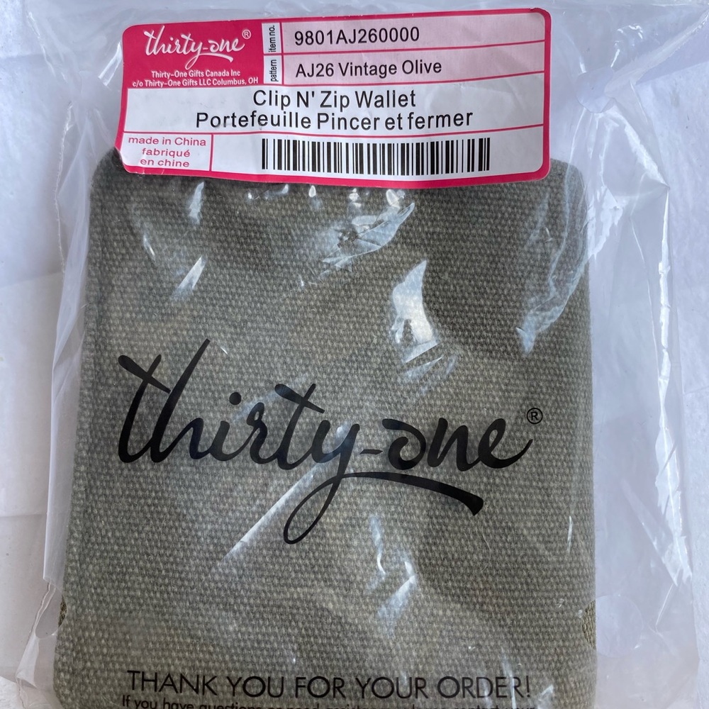 (9801) $28 NIP CLIP N’ ZIP WALLET in Vintage Olive Pattern